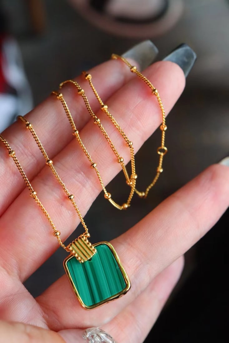Malachite Necklace: This necklace features malachite as the main adornment, showcasing a unique beauty. It is crafted from s925 silver with a color-preserving gold plating process, and the silver chain is adjustable.