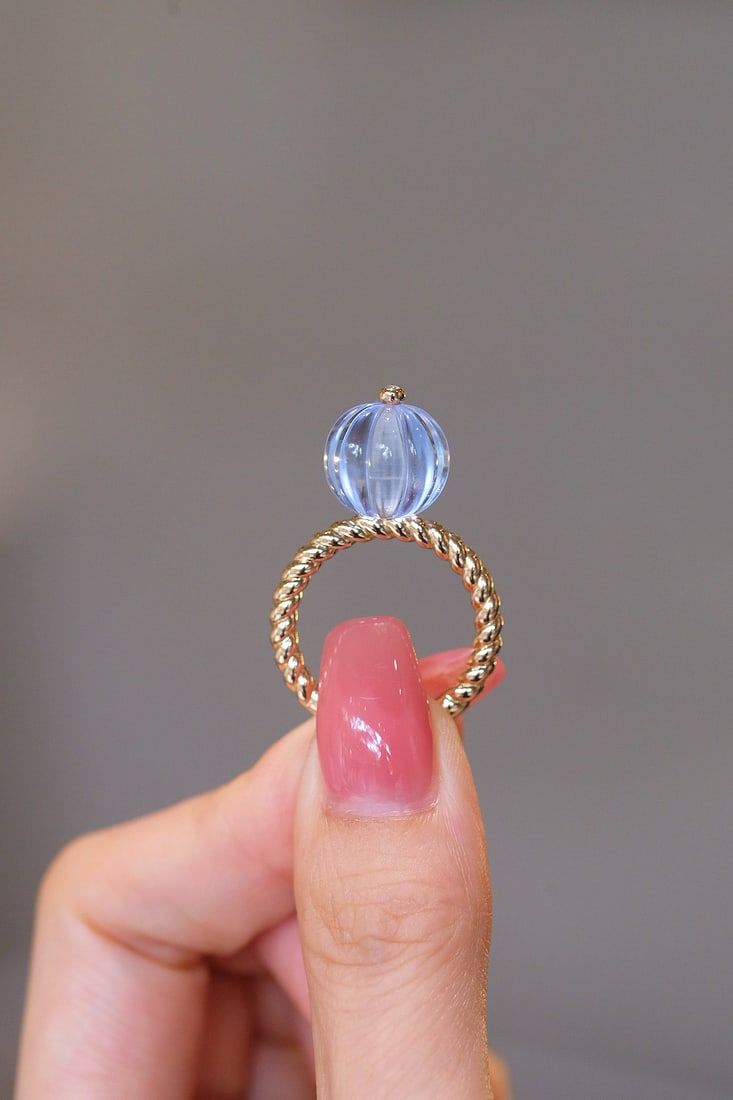 Aquamarine Ring: The intricately carved pumpkin bead showcases a plump and smooth texture, with each ridge exuding a lustrous sheen. The thick twisted band design is both vintage and sophisticated, elegantly elongatin