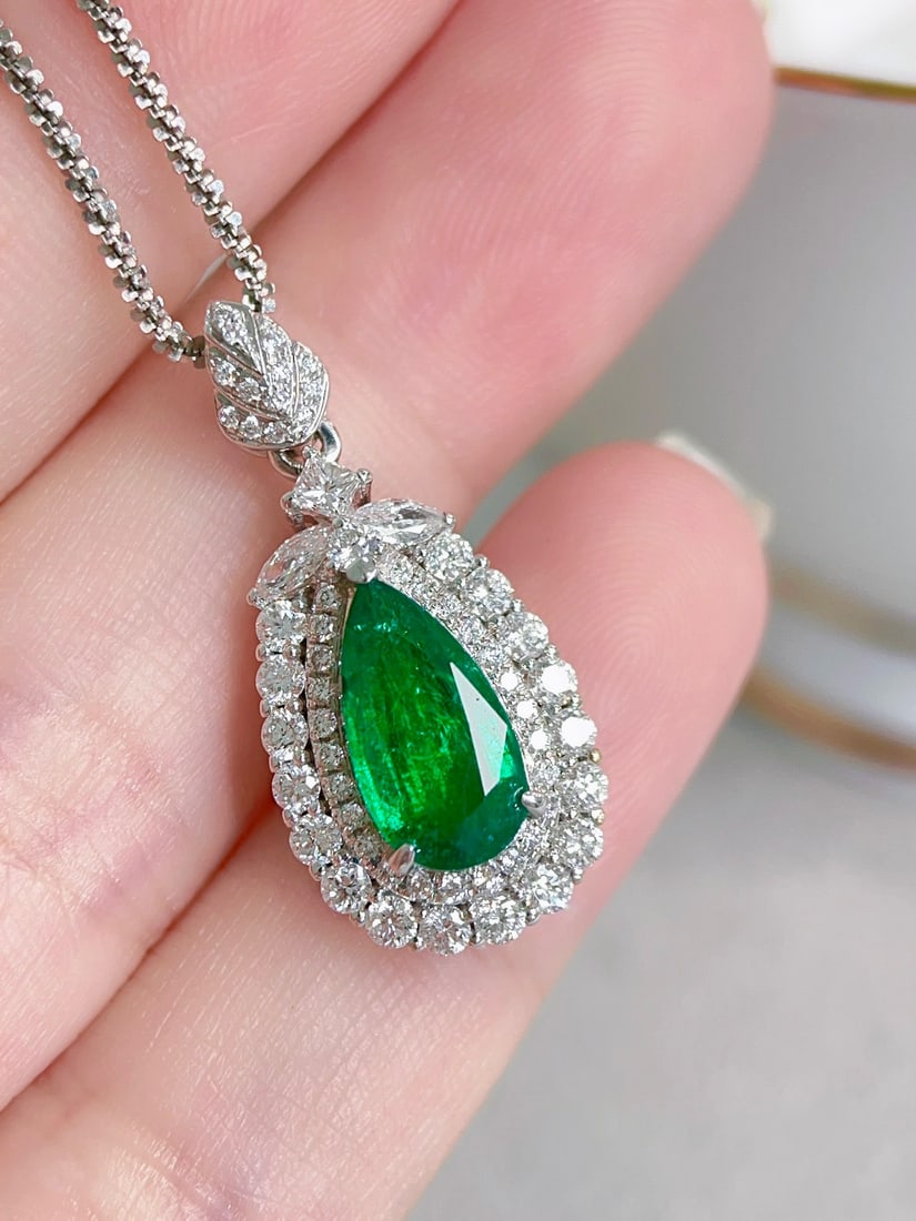 18K Gold Emerald Pendant: This pendant showcases the unique charm of emeralds, with vibrant color and brilliant clarity. Paired with exquisite diamonds, the overall design is luxurious yet elegant. (Main stone 1.43 carats, dia