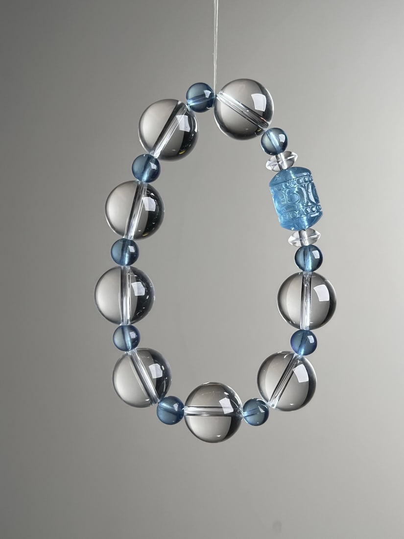 Natural Aquamarine Bracelet: This bracelet features natural aquamarine, complemented by pure white crystal, exuding a serene and profound beauty. The blue hue of the aquamarine evokes the deep ocean, while the white crystal adds 