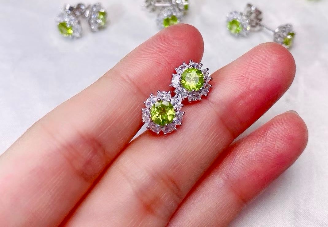925 Silver Natural Peridot Earrings: These earrings are meticulously crafted from 925 silver, set with natural peridot, showcasing a simple yet elegant style. The green glow of the main stone adds a fresh touch to the overall design. Sui