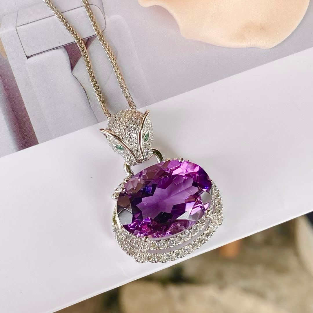 925 Silver Amethyst Pendant: This pendant is meticulously crafted in 925 silver, showcasing the agility of a leopard and the profound beauty of amethyst. The amethyst main stone is as mysterious as a hidden realm, captivating the