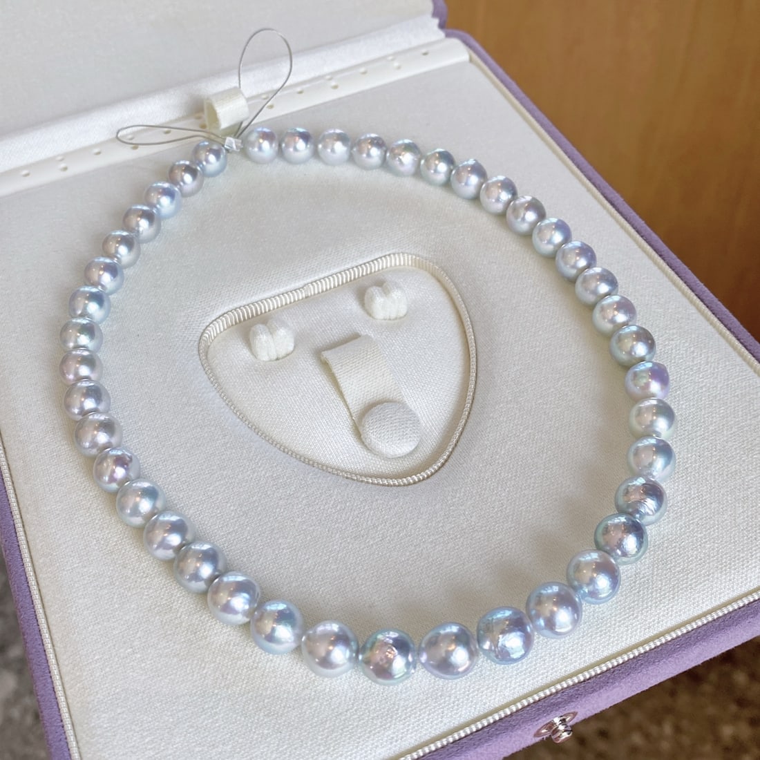 Silver Aurora Madama Round Pearl Necklace: This necklace showcases an aurora-like silver-blue luster, with each pearl exuding a pearlescent glaze beauty. The pearl size is 9.5-10mm, making it a rare and elegant choice. (Pearl size 9.5-10mm)
