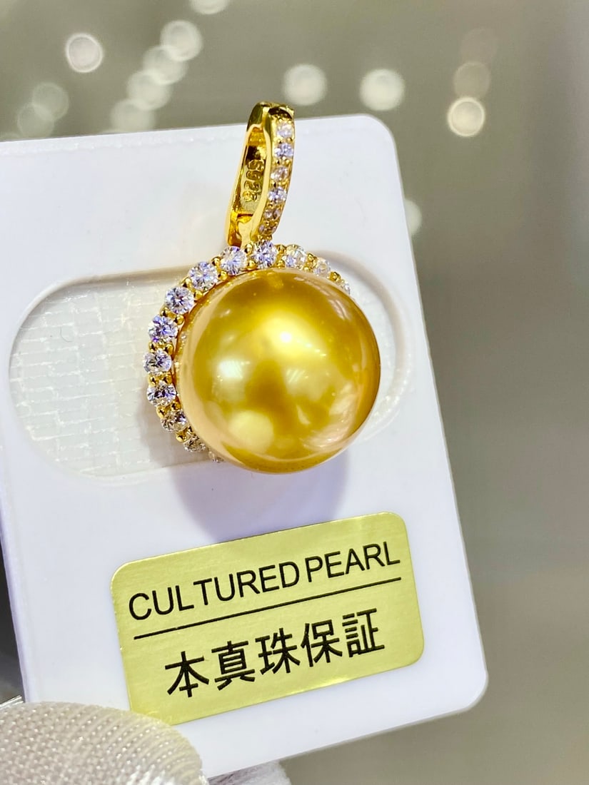 Natural Golden Pearl Necklace: This necklace showcases an intense natural golden luster, with pearls measuring 12-13MM in diameter, exhibiting a perfectly round shape with slight blemishes. The overall appearance is clean, exuding 