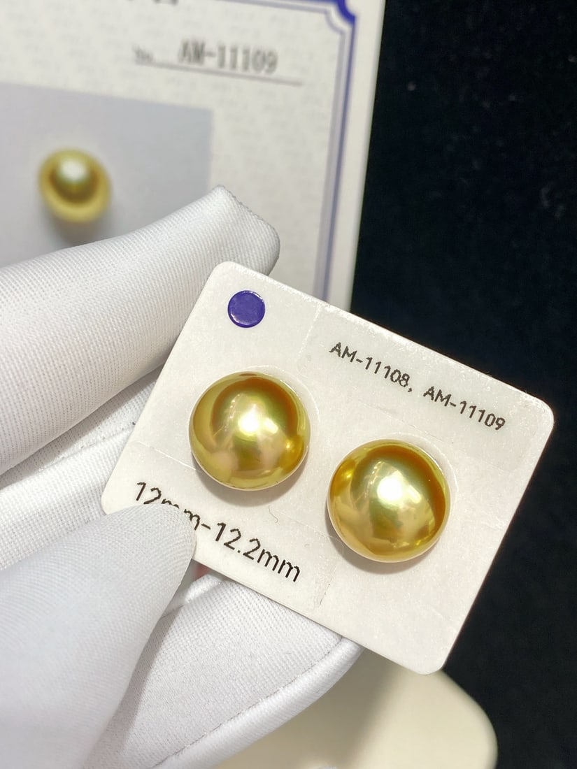 18K Gold Minimal Flaw Golden Green Hue Pearl: This Amami Oshima pearl, with its thick round shape and minimal flaws, showcases unparalleled value. The golden green hue adds a unique charm. Its nacre thickness is 30% higher than ordinary pearls, p