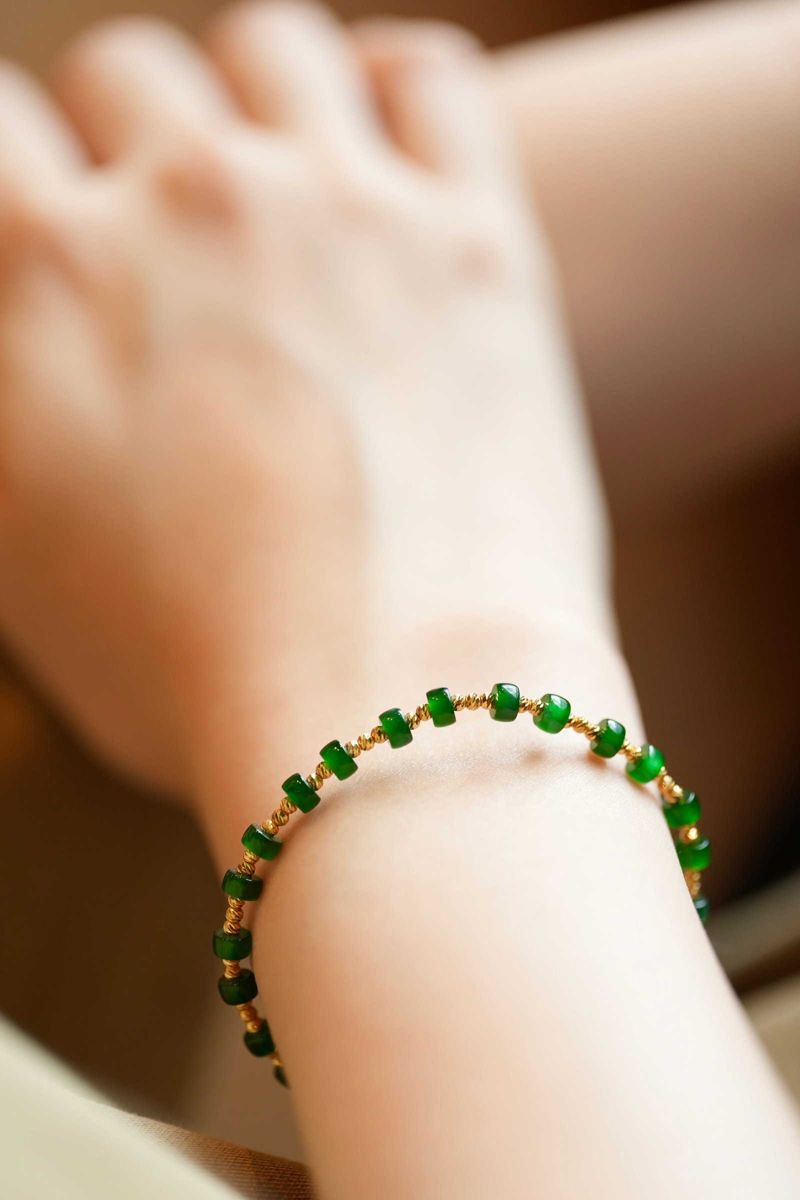 18K Gold High Ice Yang Green Jadeite Bracelet: This bracelet features high ice yang green jadeite as the main stone, complemented by a starry 18K gold design, showcasing a perfect blend of elegance and luxury. The jadeite's color is particularly v