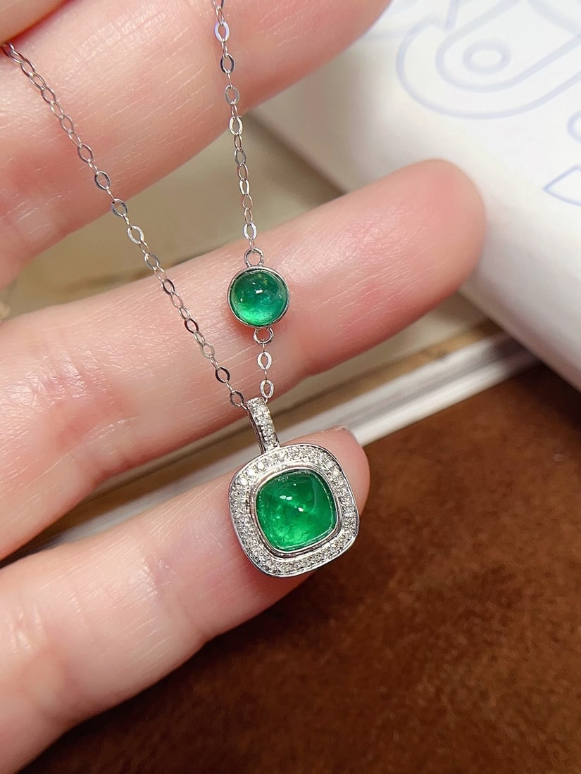 18K Gold Emerald Necklace: This 18K gold emerald necklace showcases the unique charm of emeralds. The gemstone is flawless and intensely colored, complemented by 33 diamonds, exuding luxury. Suitable for various occasions, it h