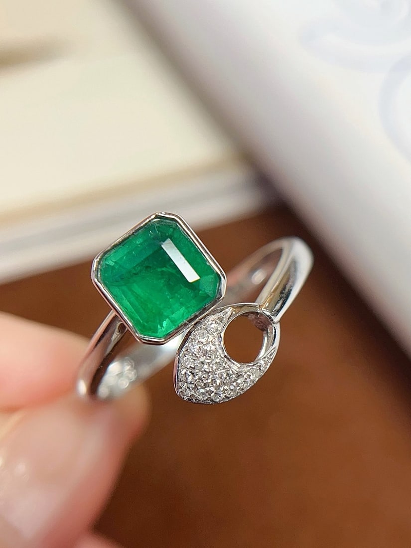 18K Gold Emerald Ring - 2