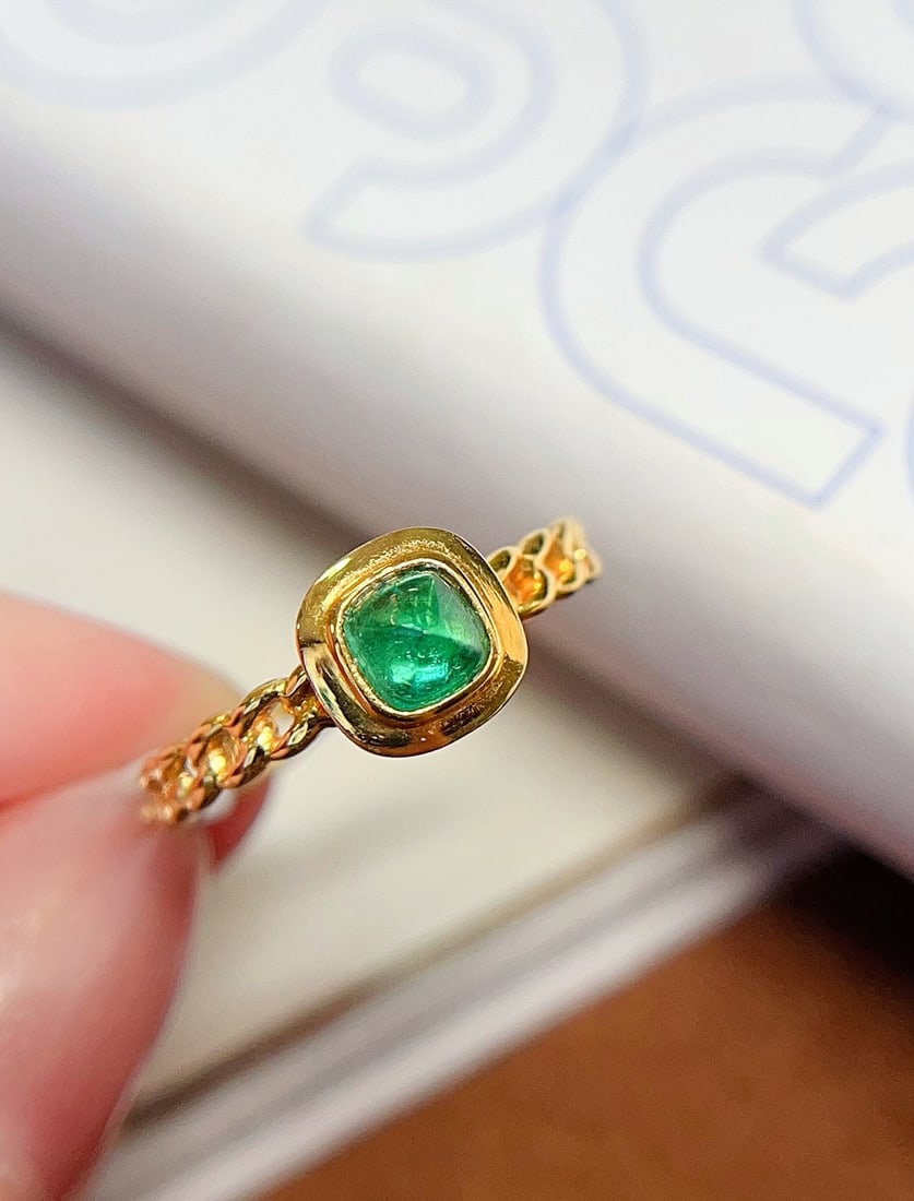 18K Gold Emerald Ring: This ring is crafted from 18K gold, set with a richly colored emerald that exhibits a charming fluorescence. The band features a stylish Cuban link design, adding a unique touch. (Main stone approx. 0