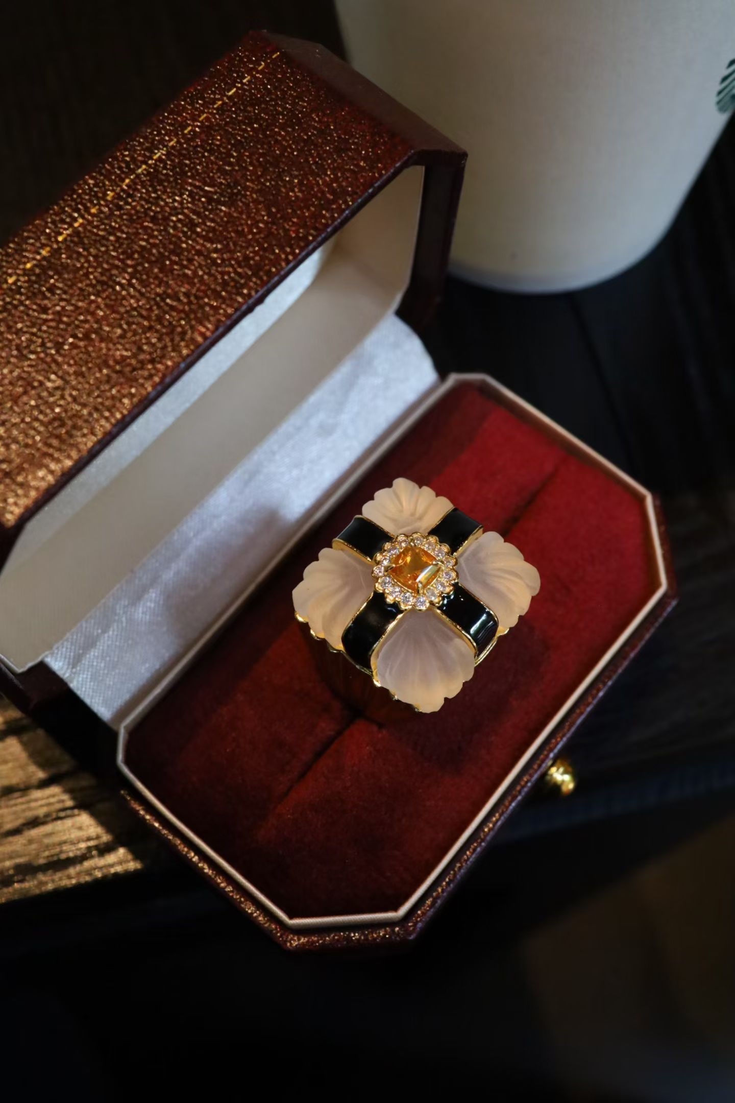 Natural White Crystal and Citrine Ring: This ring features a natural white crystal as the main stone, accented with high-saturation citrine, showcasing a unique brilliance. The exquisite craftsmanship makes it a collectible piece of art. Th