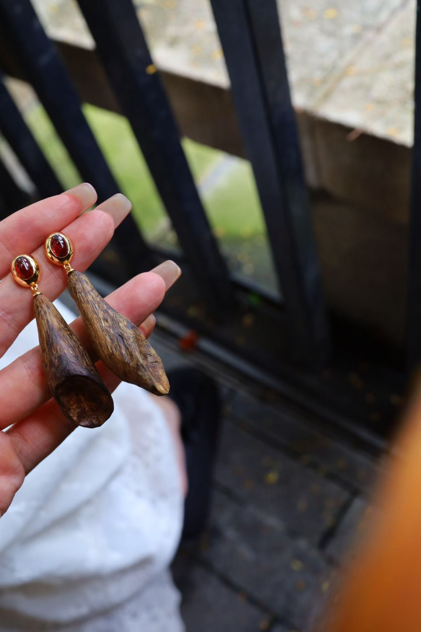 Natural Agarwood Garnet Earrings: These earrings feature natural agarwood as the main element, accented with garnet, exuding classical elegance and tranquility. The silver-gilt edging design offers excellent color retention, perfectly