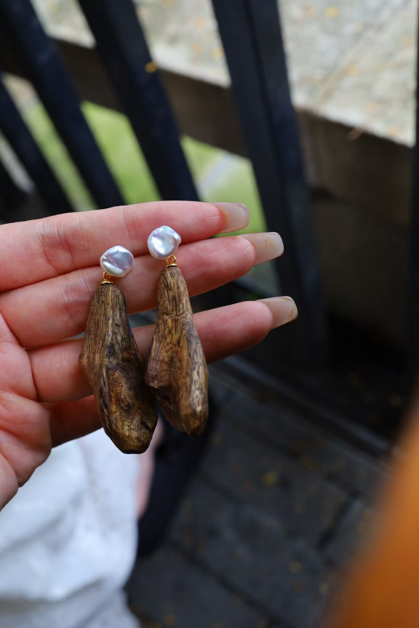Natural Irregular Pearl Earrings: These earrings combine the unique charm of natural agarwood and irregular pearls, showcasing a classical yet modern style. When worn, the luster of the pearls complements the fragrance of the