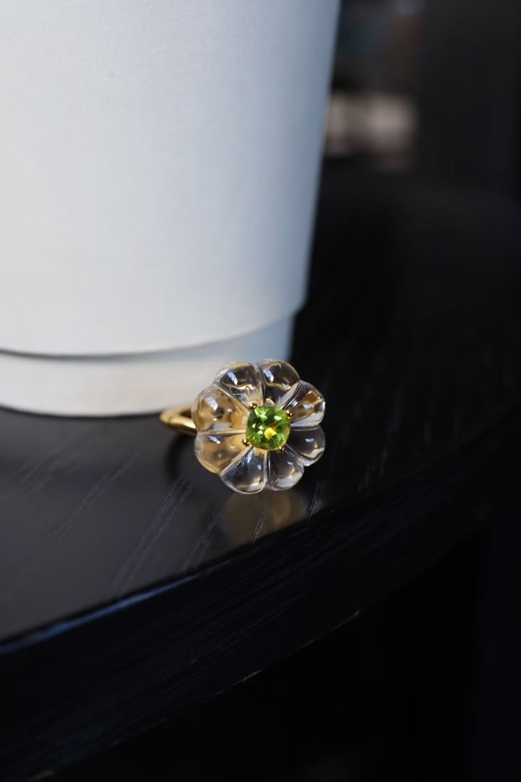 925 silver Natural White Crystal and Peridot Ring: This ring features a natural white crystal as the main stone, complemented by a beautifully cut natural peridot, showcasing a simple yet elegant style. The ring is crafted from carefully selected mate