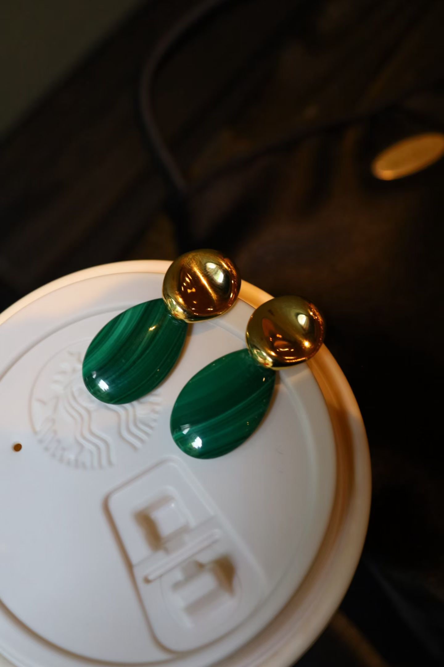 Silver Malachite Earrings: These earrings feature teardrop-shaped malachite as the main stone, paired with a simple metal base, exuding an elegant and sophisticated beauty. The design is simple yet elegant, perfect for those