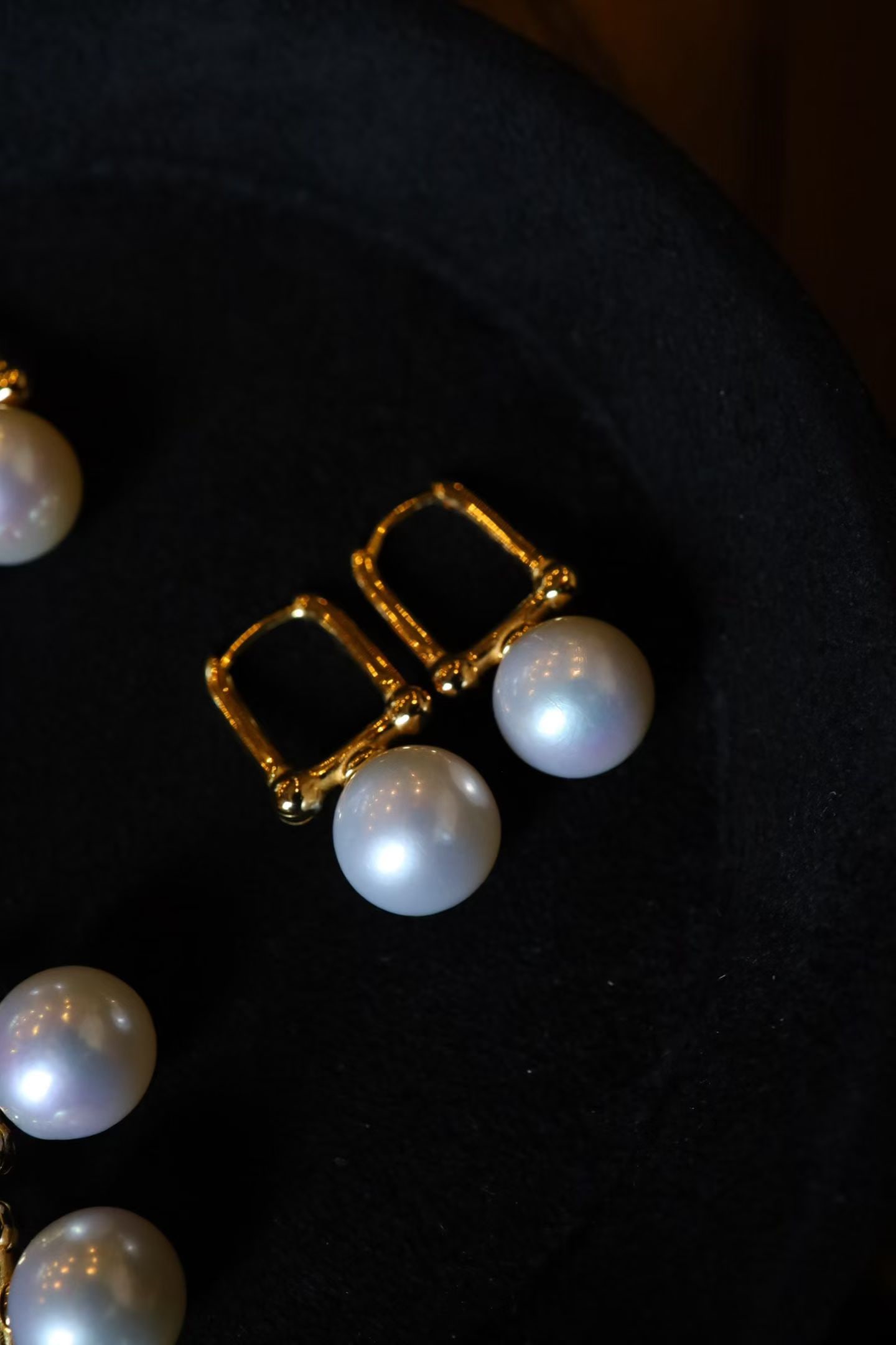 Natural Pearl Earrings: These earrings feature natural pearls, exuding an elegant aura. Crafted with fine silver workmanship, showcasing meticulous attention to detail. High-quality silver design suitable for various