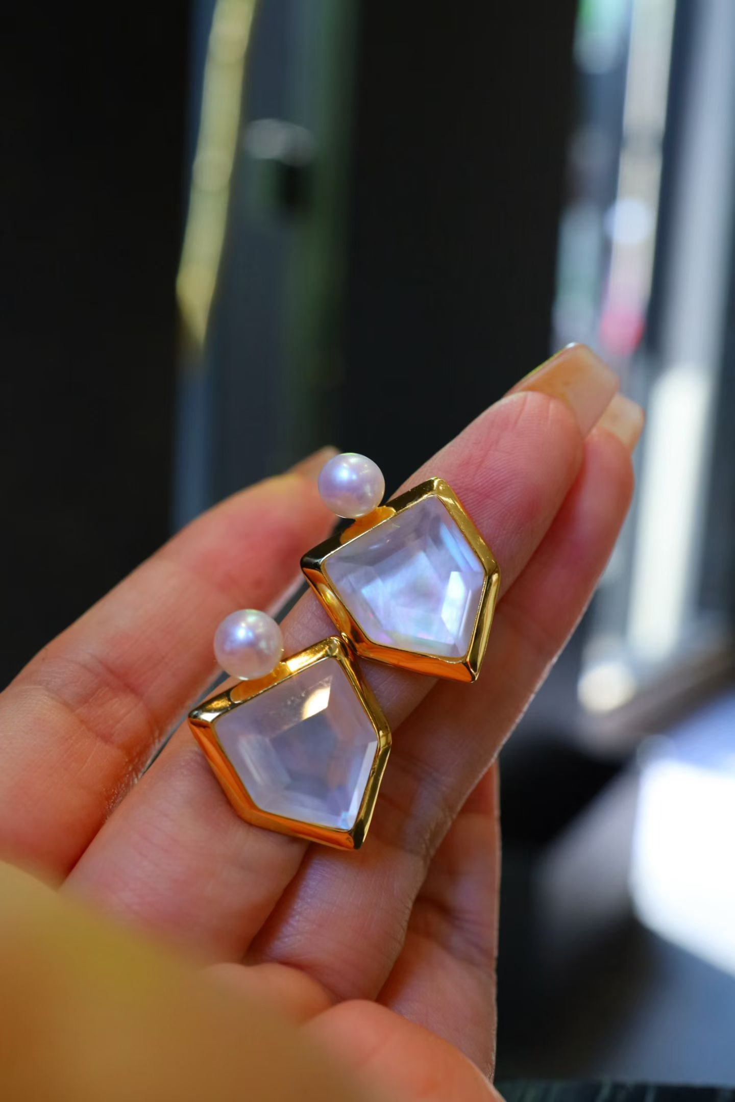 Sterling Silver White Mother-of-Pearl Earrings: These earrings feature sterling silver as the base, paired with white mother-of-pearl pearls, showcasing a simple yet elegant style. Suitable for daily wear and adding a touch of brightness to formal