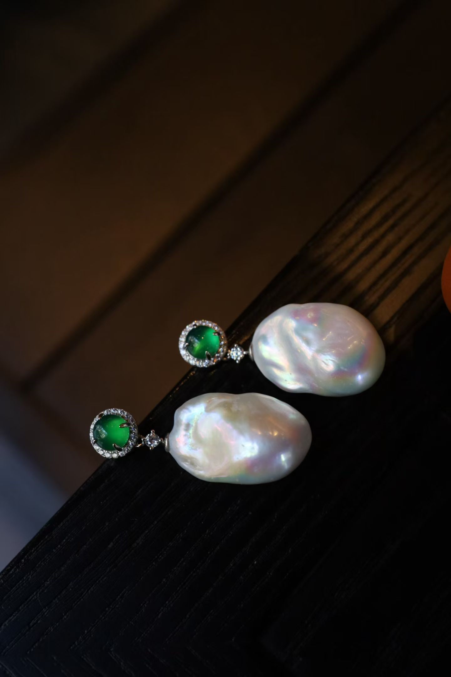 Natural Baroque Pearl Earrings: These earrings feature natural Baroque pearls accented with green chalcedony, showcasing a unique design. Crafted in s925 silver with 24k gold plating, the workmanship ensures lasting color retention.