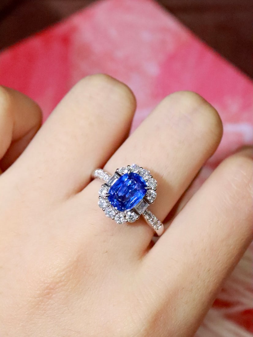 Platinum Natural Sapphire Ring: This ring showcases unparalleled elegance and mystery with its richly colored sapphire. The platinum setting exudes noble charm. The deep hue of the sapphire captivates effortlessly. (Main stone 1.55 