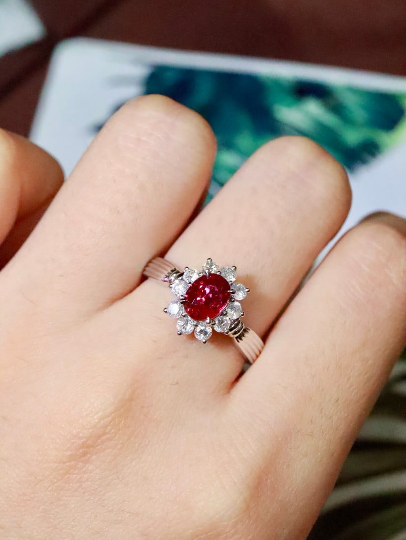 PT950 Natural Ruby Ring: This ruby ring is as fiery as a flame, with a warm and delicate luster, showcasing a subtle contrast that exudes vitality from within. (Gold weight 5.76g, main stone 1.0ct, diamond 0.45ct)