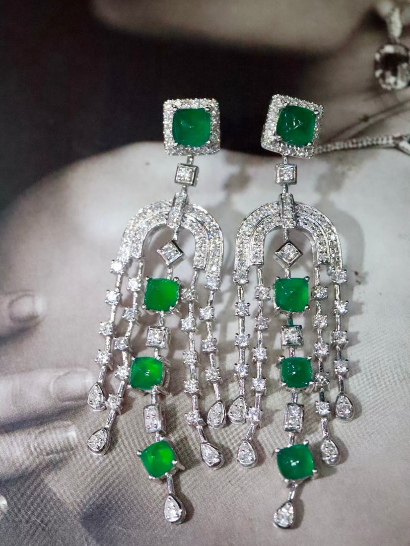 18K Gold Emerald Earrings: These earrings showcase the elegant and dynamic beauty of tassel design, with the texture of 18K gold perfectly complementing the brilliance of emeralds. Whether for daily wear or special occasions, t