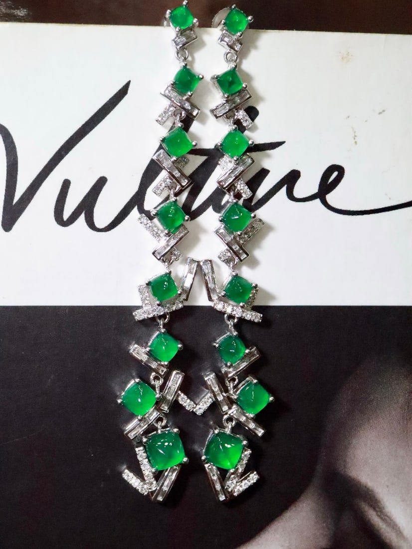 18K Gold Emerald Earrings: These earrings showcase the rich color of the emerald, with an impressive fluorescent effect that cannot be overlooked. The exquisite design perfectly combines with 18K gold, exuding unparalleled