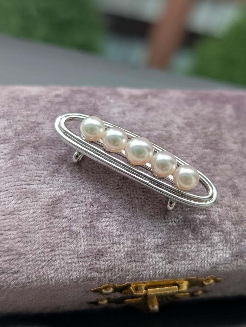 Second-hand - Mikimoto vintage Akoya pearl belt buckle, silver SV 4.7g: Mikimoto Agoya Pearl, approximately 5.3mm-5.9mm in diameter, made of silver, weighing 4.7 grams. Dimensions: 3.3cm x 6mm. Vintage style with a clasp.