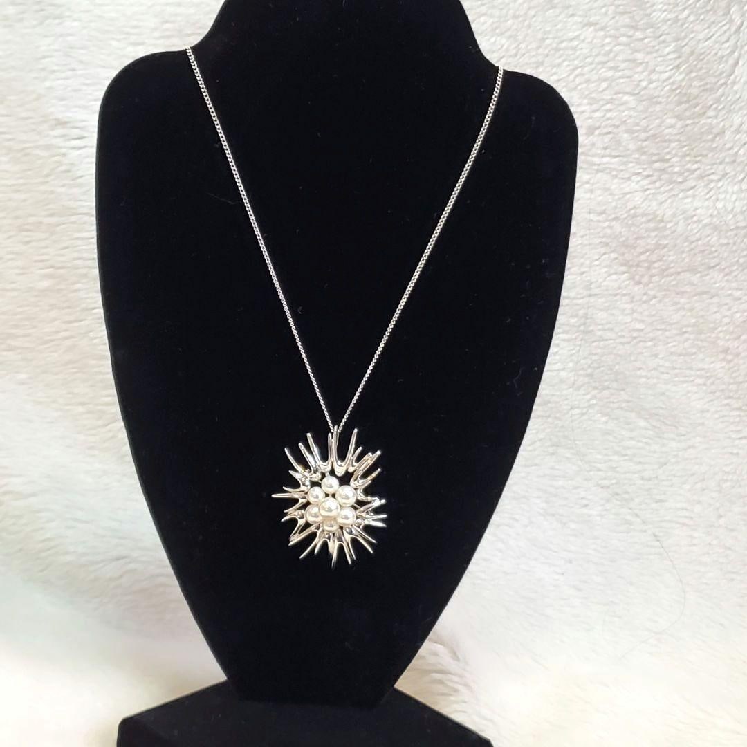 Second-hand - MIKIMOTO pearl necklace and brooch, silver-made: Yumokamoto Pearl Brooch This is a luxurious and exquisite brooch adorned with 7 pearls. Pearls: 5.5-6.1mm Material Silver With engraving Overall Size 4.5cm Chain length 24cm Packaging No box, packagin