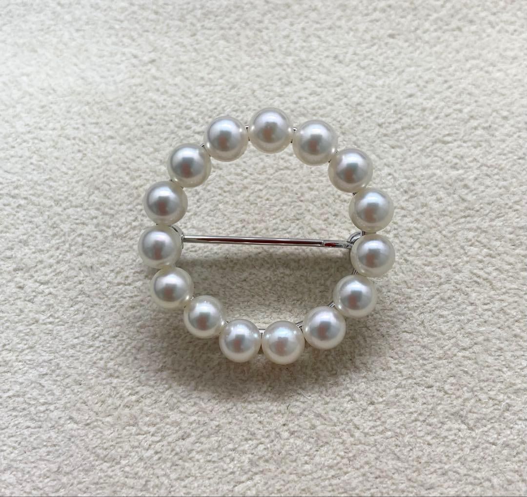Second-hand - Mikimoto Baby Pearl Brooch Round: This is a Mikimoto pearl brooch featuring 15 lustrous baby pearls. With a classic round design, it exudes elegance when worn and is a practical accessory. It looks great when paired with a pearl neckl