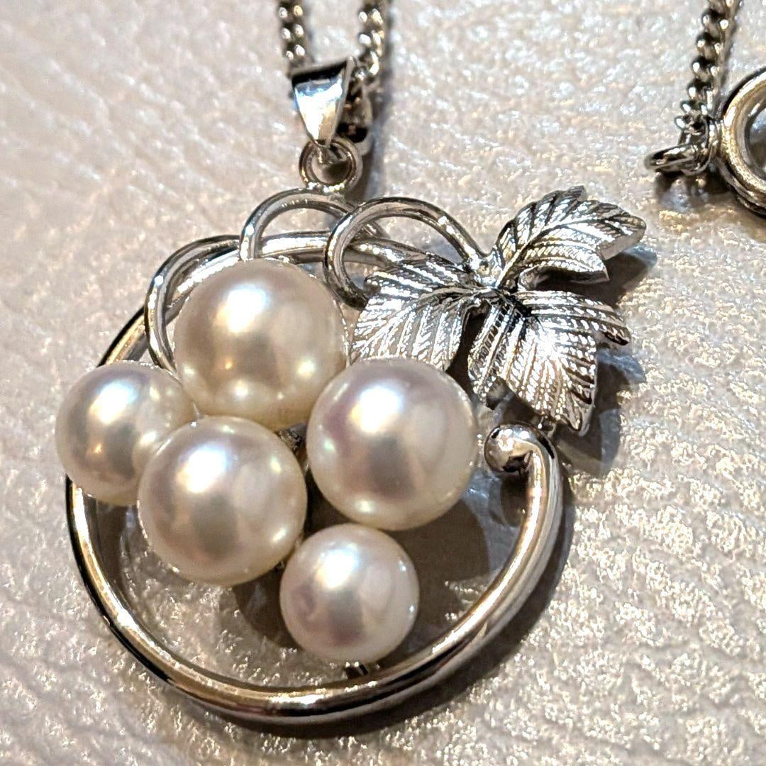 Second-hand - MIKIMOTO 925 Silver Nagoya Pearl Grape Design Necklace: MIKIMOTO 925 Silver Akoya Pearl Grape Design Necklace Accessories: Necklace only Color: Silver Material: Pearl Akoya 925 SILVER Condition: Beautiful, almost unused Size (cm): Pearl approx 5-7, Chain l