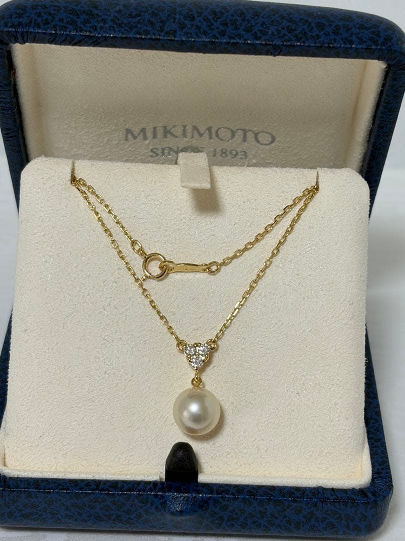 Second-hand - Mikimoto Nagoya pearl pendant necklace with approximately 8.5mm pearls and diamonds: This is a Mikimoto Nagoya pearl pendant necklace with approximately 8.5mm pearls and diamonds in K18 gold. Weight: 3 grams Chain length: Approximately 39 cm Engraving/Marking: M logo K18 Accessories/P