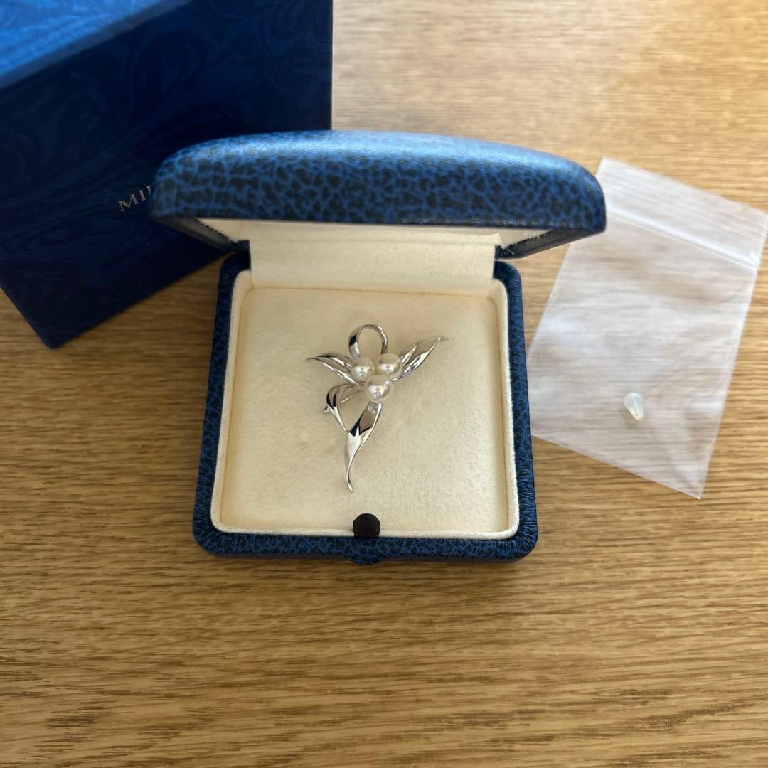 Second-hand - MIKIMOTO pearl brooch 3 pearls silver-made: This is a MIKIMOTO pearl brooch, with 3 pearls, made of silver. Material: Silver Akoya pearls, approximately 5.5mm to 6.5mm Accessories include only the box, storage case, and anti-drop device shown i