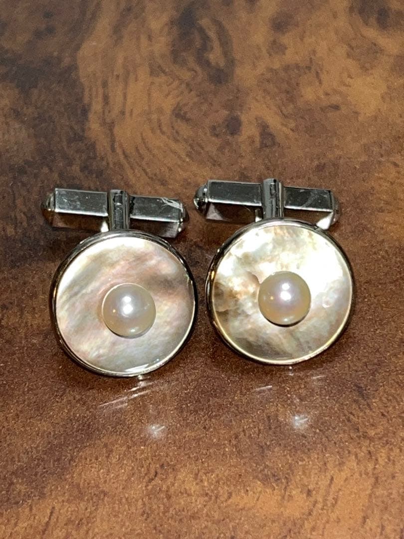 Second-hand - MIKIMOTO mother-of-pearl x Akoya pearl 925 silver cufflinks: This is a beautiful MIKIMOTO mother-of-pearl x Akoya pearl 925 silver cufflink. It features rivets similar to the Hermes Collier de Chien on both ends, very cute. Dimensions: Length 2.2cm x Width 1.5c