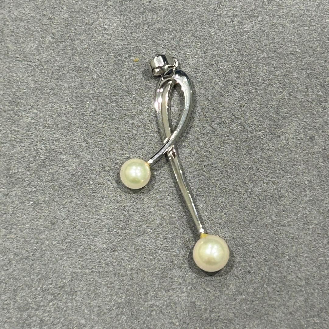 Second-hand - MIKIMOTO pearl pendant: This is a pearl pendant from MIKIMOTO. The silver pendant has a beautifully curved design at the top, set with two pearls of different sizes, creating an elegant look. Despite its simple design, it ha