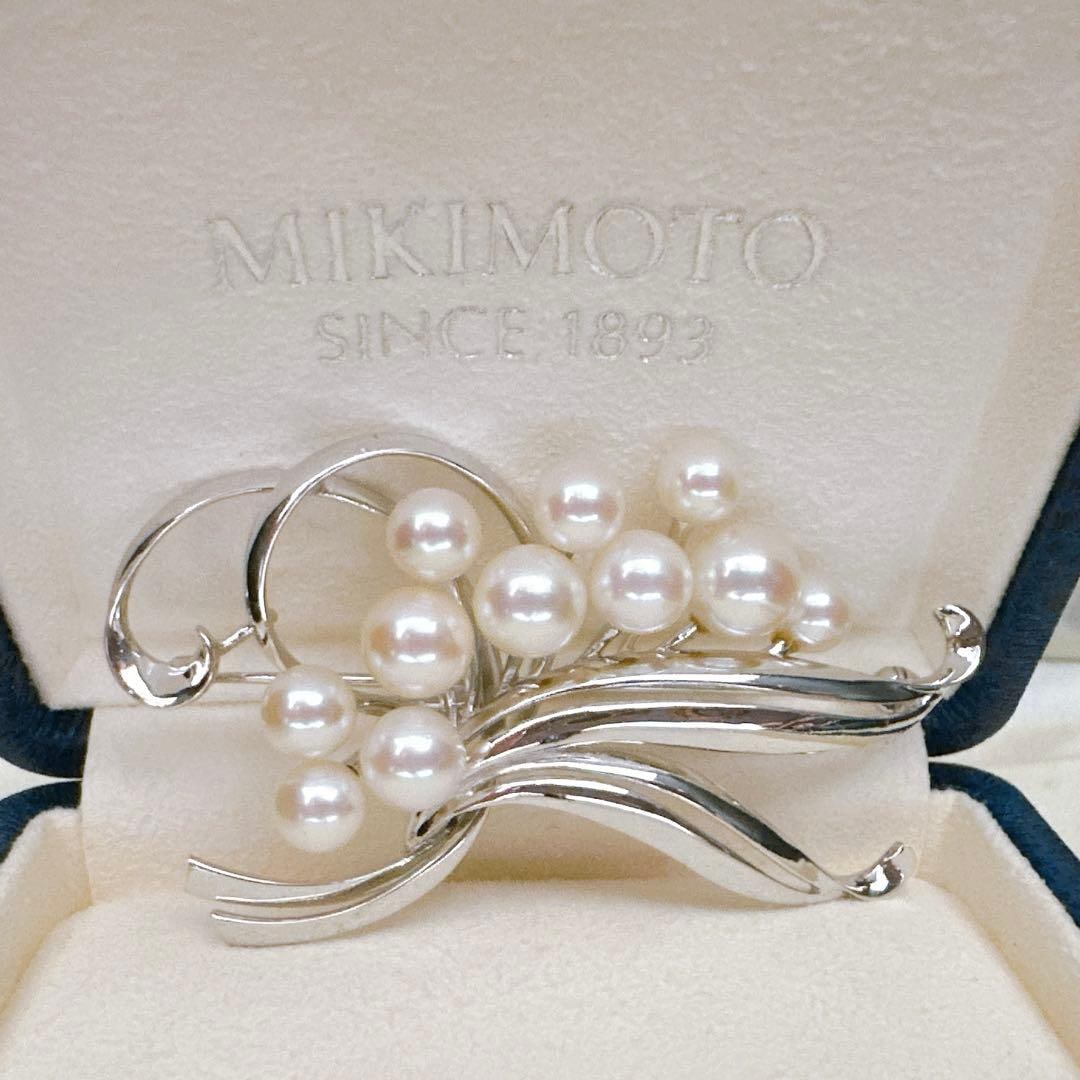 Second-hand - MIKIMOTO Nagoya Pearl Chest Pin with Box: Mokimoto Royal Warrant Brand Agoya Pearls with Good Luster Silver-tone Hardware Brooch Corsage Bouquet Floral Arrangement Pearl Jewelry Circular Silver Agoya Pearls Material: Agoya Silver Clasp: Silve