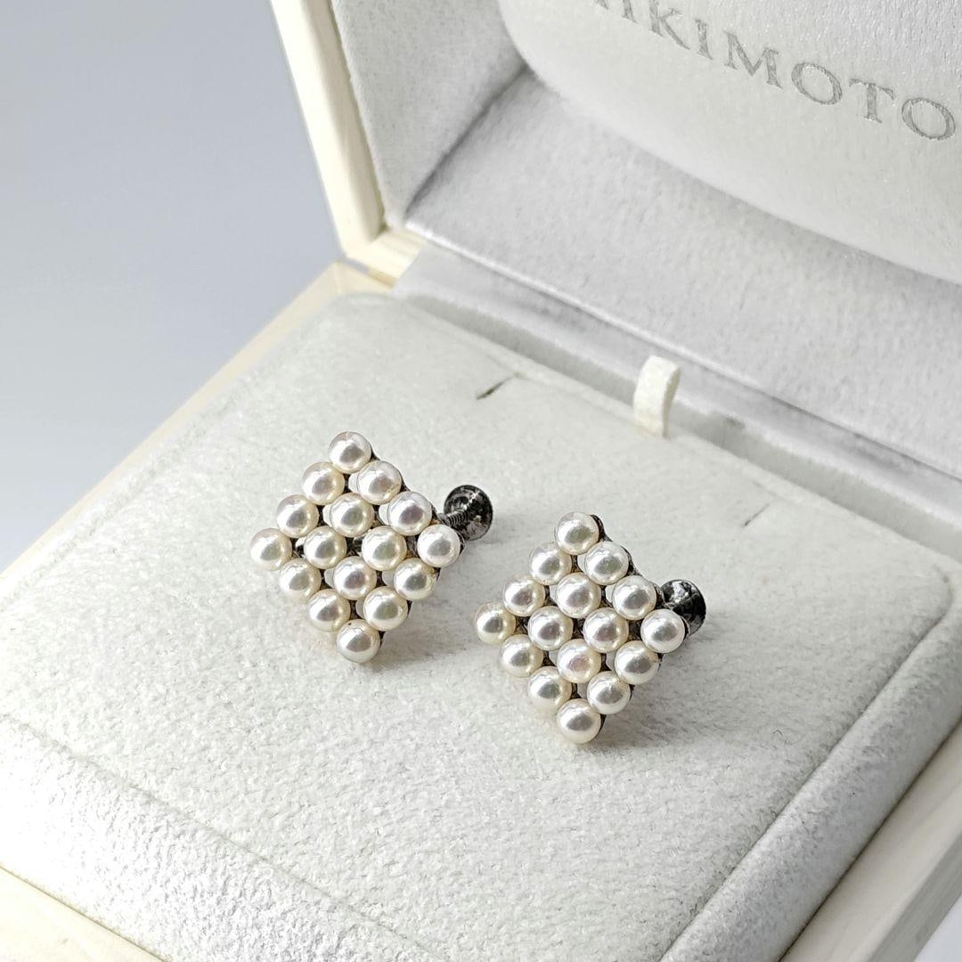 Second-hand - Mikimoto baby pearl earrings, square shape, Akoya pearls, silver.: MIKIMOTO Baby Pearl Earrings Square Grid Design Akoya Pearls Engraved Does not come with a box. Dimensions (approx.): Pearl diameter around 3.5mm Overall design around 14.6mm x 14.6mm Weight: 2.7g eac