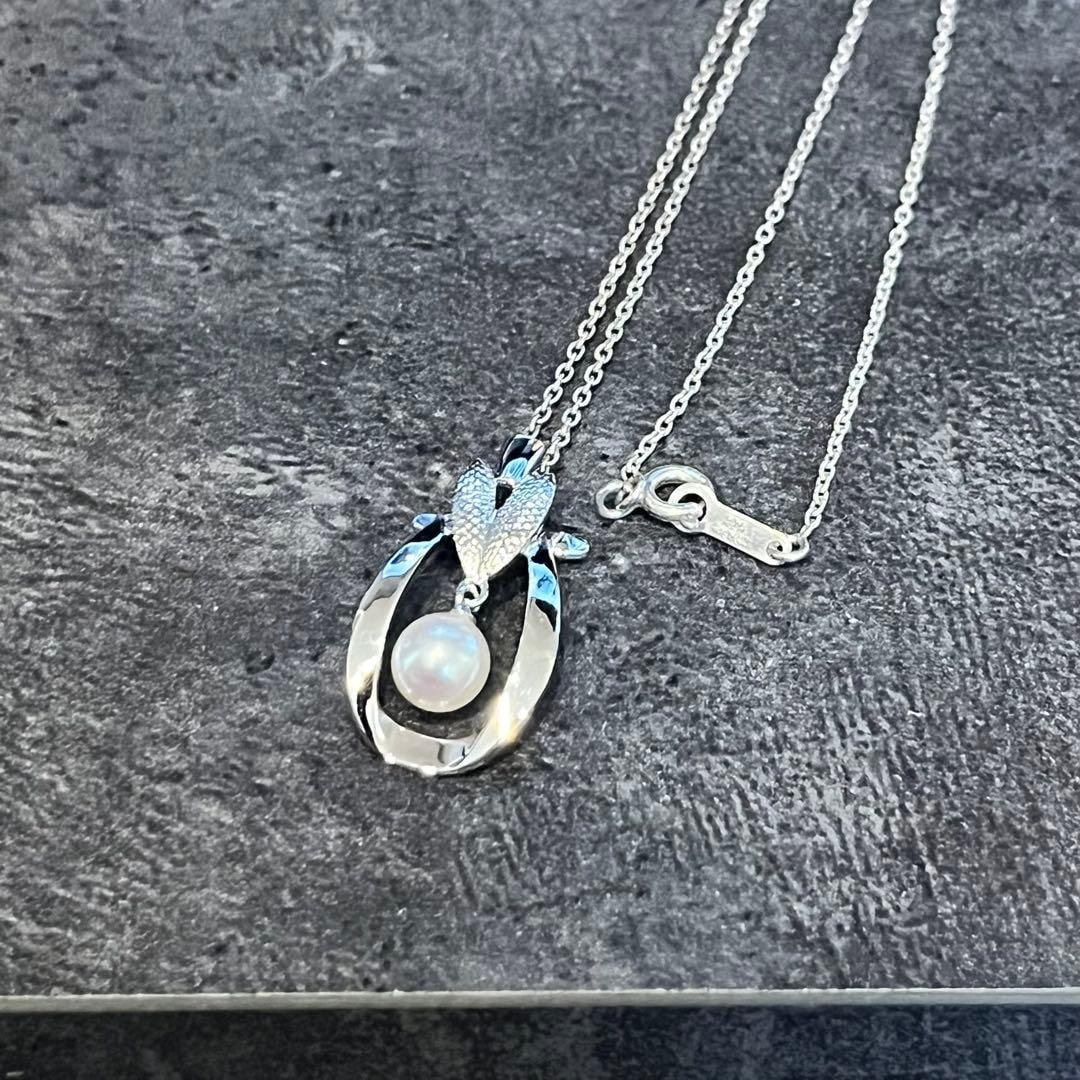 Second-hand - Mikimoto pearl necklace pendant top sv925: This is a single pearl necklace from Mikimoto. The pearl has a diameter of approximately 6.6 millimeters. The clasp of the necklace is engraved with a silver 925 mark. Please refer to the picture for 
