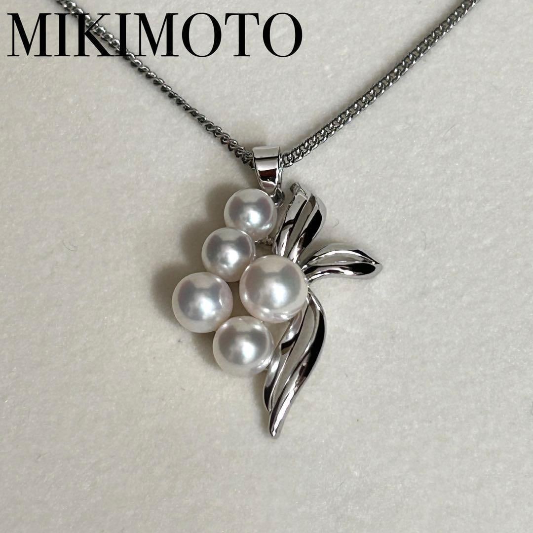 Second-hand - Excellent luster of Mikimoto, Agoya 6mm, 5g, 41cm silver necklace.: Mikimoto's Akoya pearl necklace with 5 pearls. Dimensions Pearl size: 5-6mm Weight: 5g Total length: 41cm Top vertical width: 27mm Top horizontal width: 20mm Measured dimensions when laid flat. Condit