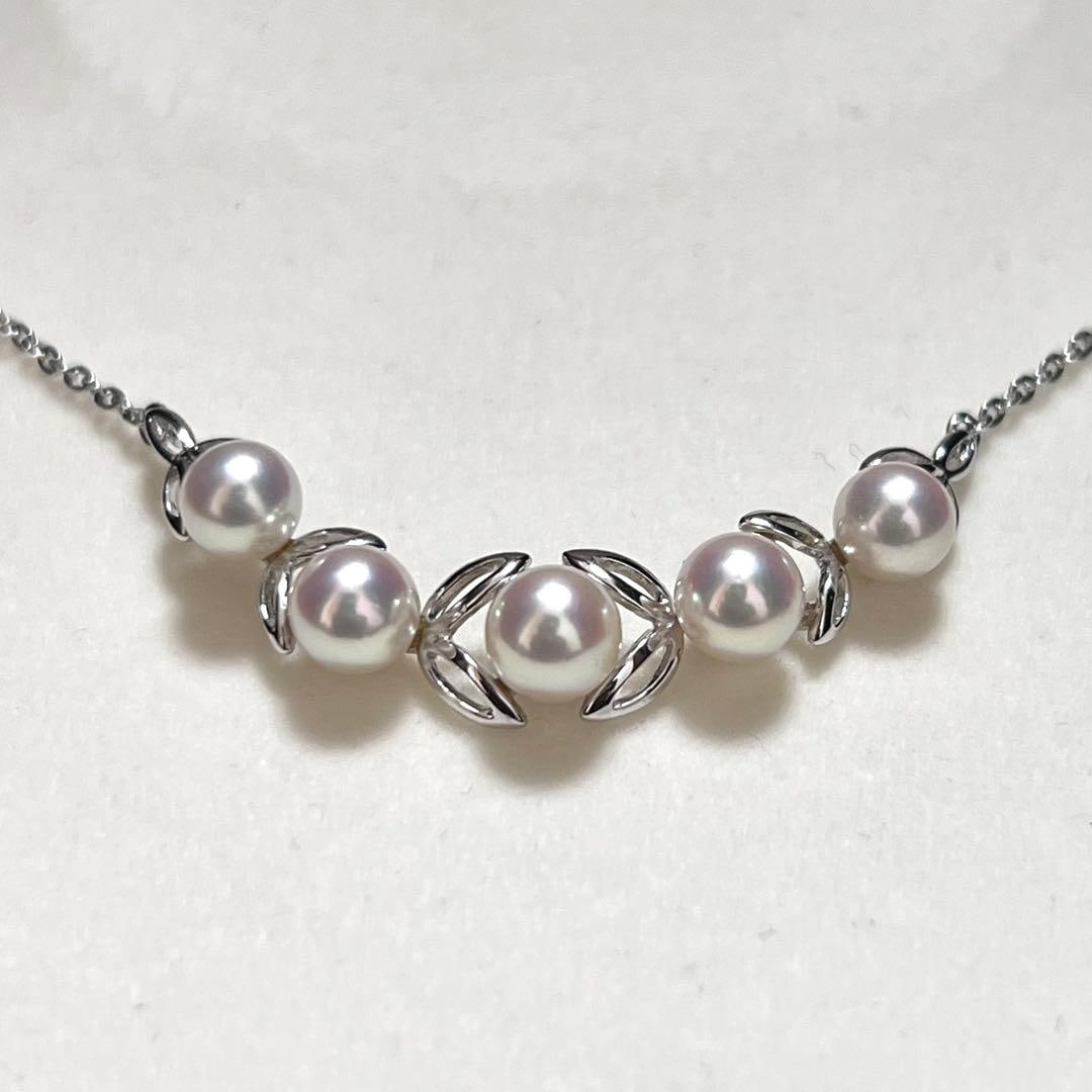 Second-hand - Mikimoto excellent luster Akoya pearl necklace pendant with 5 leaf-shaped pearls: Akoya Pearl Necklace Clasp engraved with M, S Excellent luster Few scratches, dents Box used in photos not included Color White Dimensions Pearl diameter: approximately 5.5-6.0mm Length: approxim