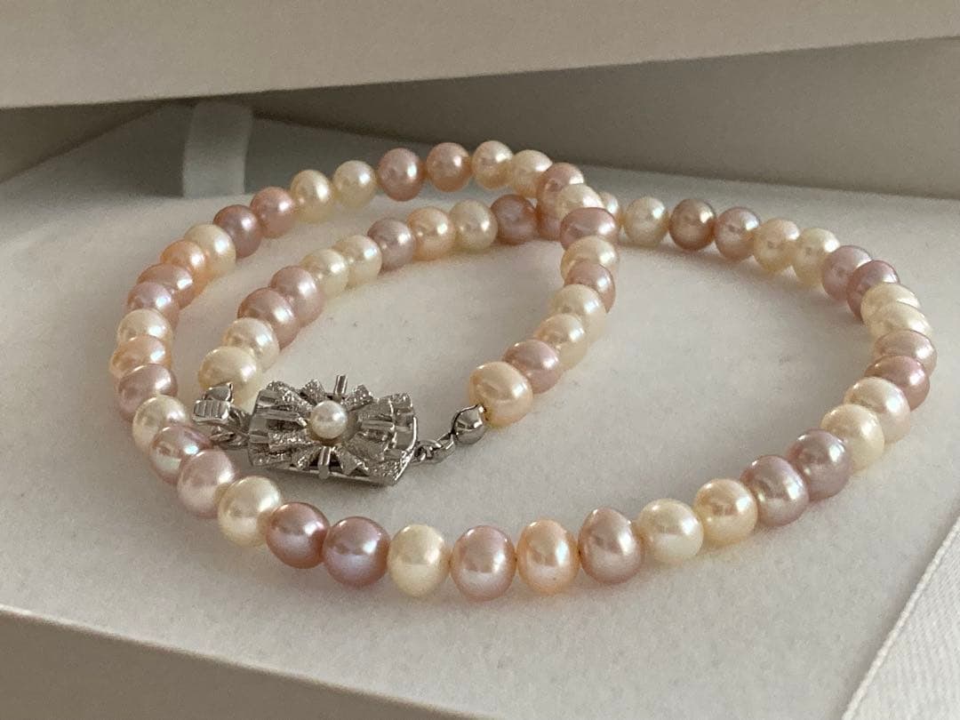 Second-hand - Natural pearls, freshwater pearls, colorful necklace: This is a handmade freshwater pearl necklace. Dimensions Approximately 6mm (potato shape) Length approximately 38cm (including metal clasp) Silver The box is for photography purposes only.