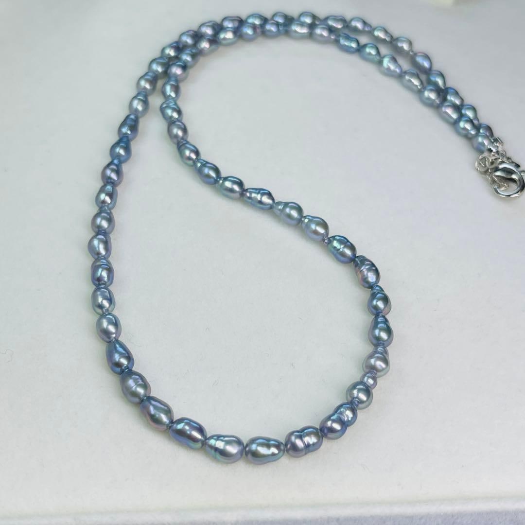 Second-hand - Black Pearl Necklace Natural Pearl Peacock Color 4mm: Featuring a deep black tone, exquisite black baby pearls. Under the illumination of light, each pearl quietly reflects iridescence in purple, pink, green, blue, and more. The luster is not overly flas