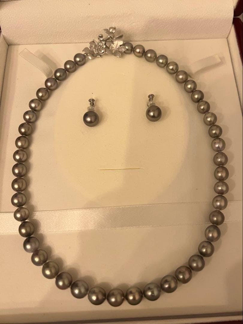 Second-hand - Black Butterfly Pearl Pearl Necklace Earring Set with Appraisal: This is a set of black butterfly pearl (Tahitian pearl) necklace and earrings. The necklace comes with an appraisal certificate confirming it is a natural pearl. The pearl size is approximately 8mm or