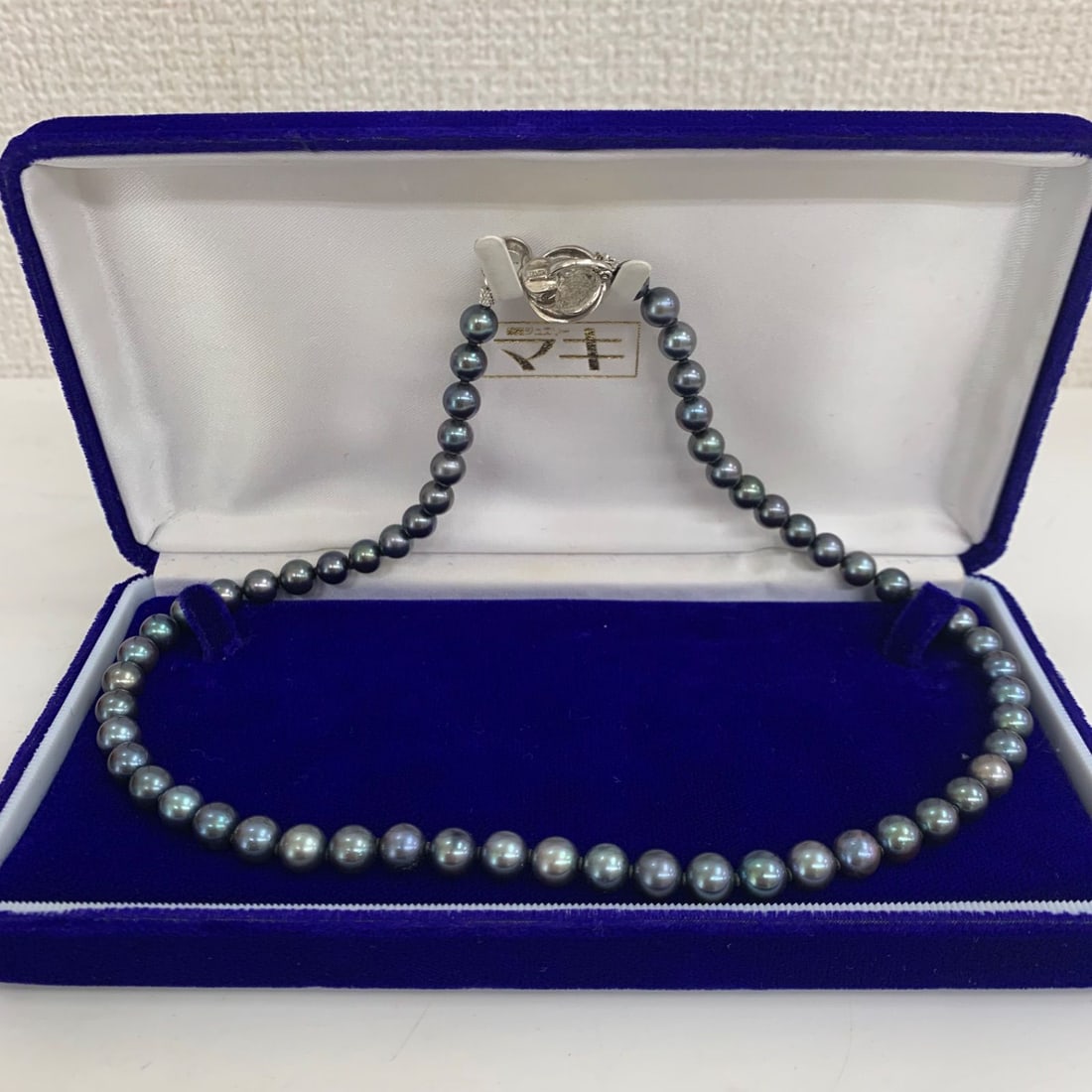 Second-hand - Black Butterfly Pearl Necklace, approximately 8mm black pearls.: This is a deep and beautiful black butterfly pearl necklace! Its green to gray mysterious luster is very charming! Product Details Beads: Black butterfly pearls (Tahitian pearls) Bead size: Approximat