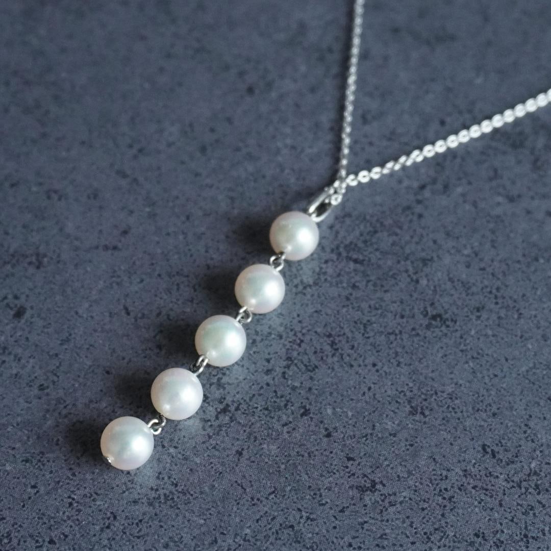 Second-hand - TASAKI pearl vertically arranged necklace, silver, pearls: This is a TASAKI pearl necklace that exudes charm with its elegant luster. The design features smooth white pearls arranged vertically, creating a clean and beautiful look around the neck. Despite its