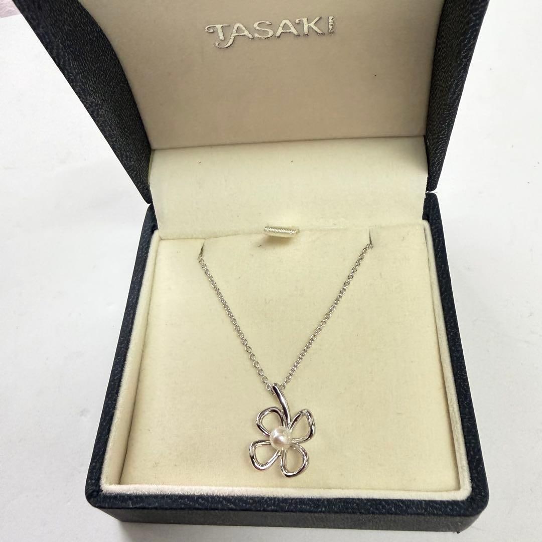 Second-hand - TASAKI Clover Pearl Necklace Silver: This is an elegant silver necklace designed by TASAKI, featuring a four-leaf clover theme. It is adorned with a beautiful pearl in the center, suitable for a wide range of occasions from daily wear to