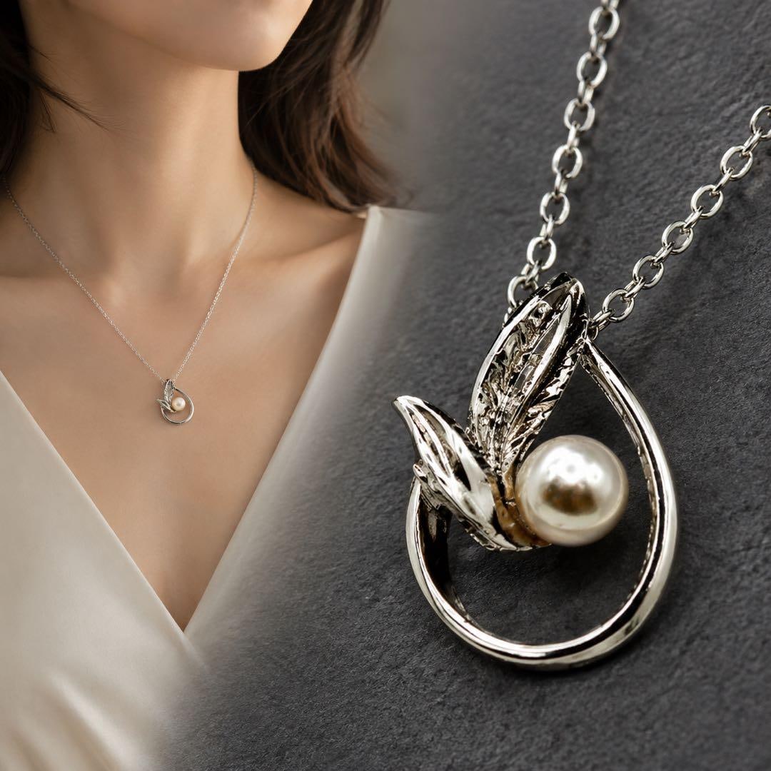 Second-hand - TASAKI pearl necklace: TASAKI Pearl Necklace Material: Metal (silver color) Color: Silver Weight: 2.8 grams Design features: A pearl set in a curved frame, elegant design Replaced with a new chain Adjustable clasp for lengt