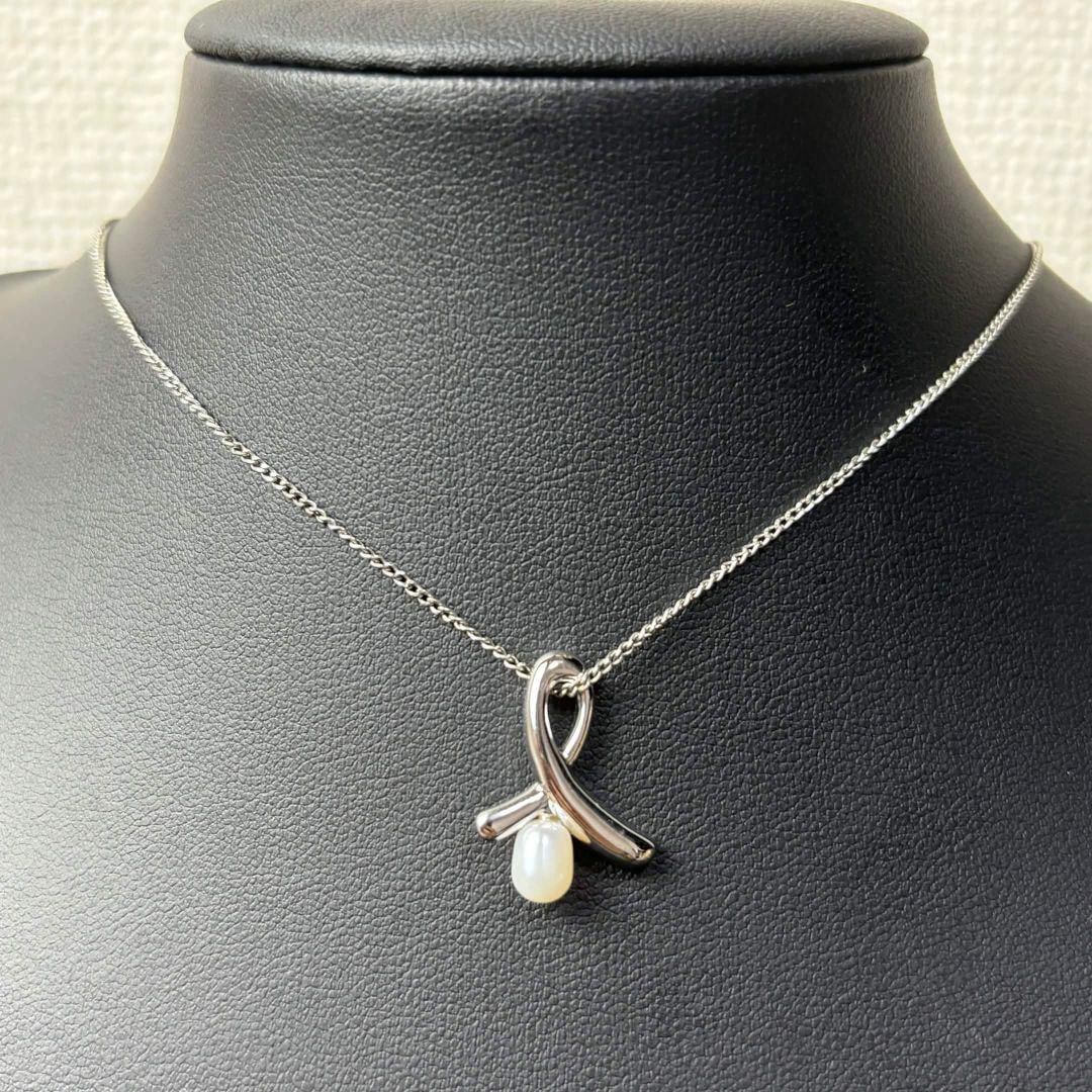 Second-hand - TASAKI necklace with pearl and silver accessories, with S engraving.: Brand: TASAKI Item: Necklace Material: Pearl, Silver Size: - Length: 46cm