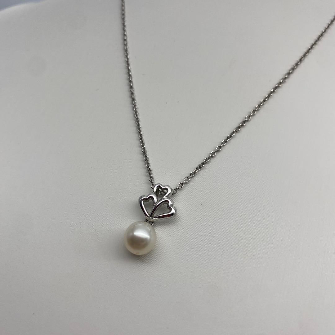Second-hand - Tasaki Pearl TASAKI necklace Silver 925: This is a necklace with a heart-shaped theme, adorned with a pearl, designed elegantly and delicately. Material: Silver-colored metal Decoration: Pearl Design: Double heart-shaped theme Clasp: Round r