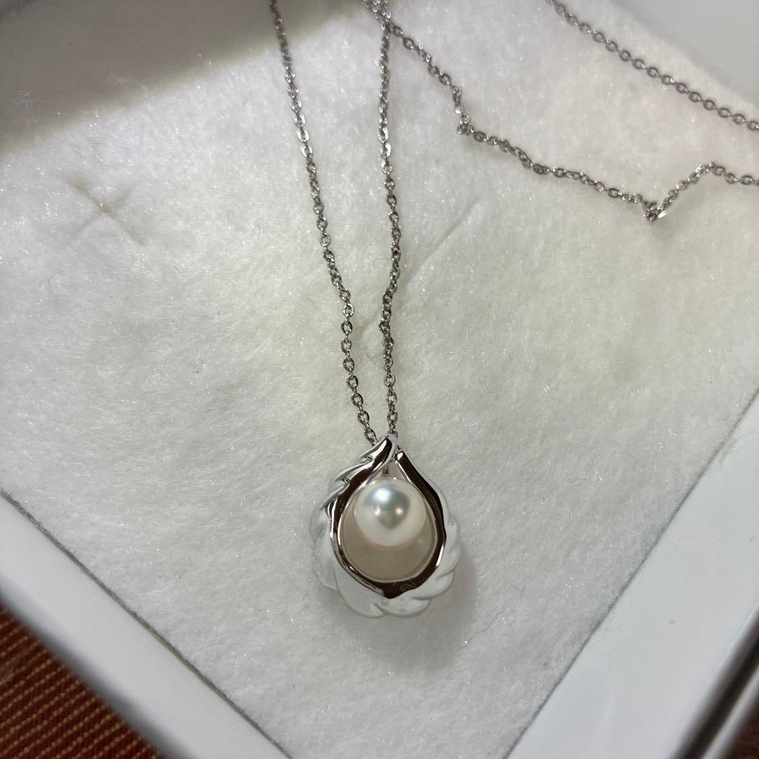 Second-hand - TASAKI pearl necklace, silver: This is a necklace with a pearl set on a silver base, designed elegantly and delicately. The lustrous pearl complements the leaf-shaped silver part, adding a beautiful decoration to your neck. Pendant