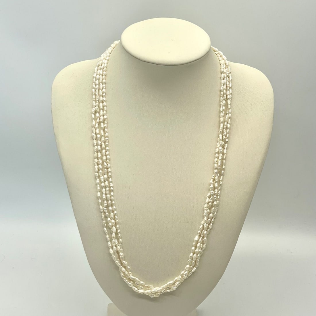 Second-hand - Freshwater pearl long necklace, multiple strands, white color.: Freshwater pearl long necklace, multiple strands, white color scheme, chain length approximately 61 centimeters.