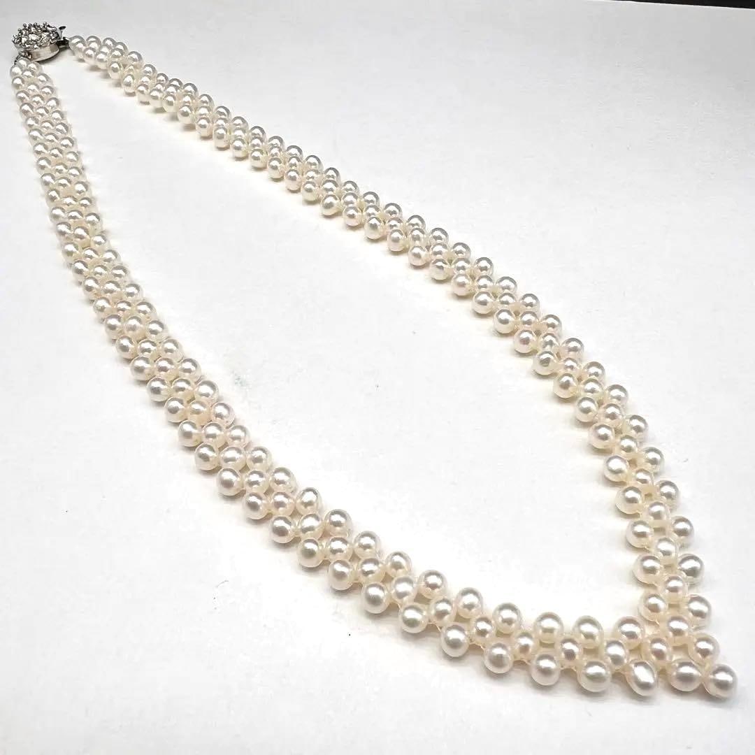 Second-hand - 4.0-4.5mm Pearl Necklace Triple Strand Weave: This is a necklace made of small pearls woven into a triple strand, designed delicately and gorgeously. Material: Pearls Design: Triple strand weaving Clasp: Lobster clasp Size: Approximately 43cm, 23